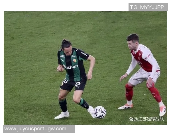 朗斯时隔19年重返法甲榜首托万双响助球队逆转昂热