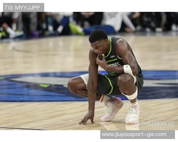 森林狼爱德华兹因右腿筋紧张首节伤退将缺席本场比赛